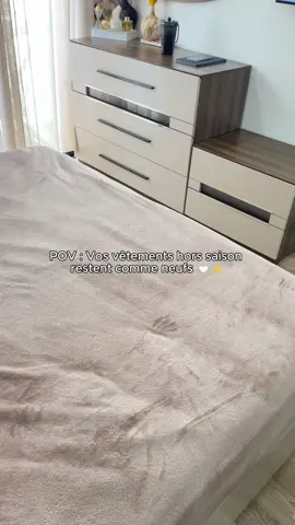 Vos vêtements hors saison reviennent toujours poussiéreux ? 😩 Découvrez les boîtes de rangement avec couvercle qui protègent vos habits de la poussière, de l’humidité et du bazar. ✔️ Vêtements propres et comme neufs pendant des mois ✔️ Gain de place instantané dans le dressing ✔️ Se glisse sous le lit, dans l’armoire, partout ✔️ Solide, esthétique et pliable #organisation #dressing #fy 