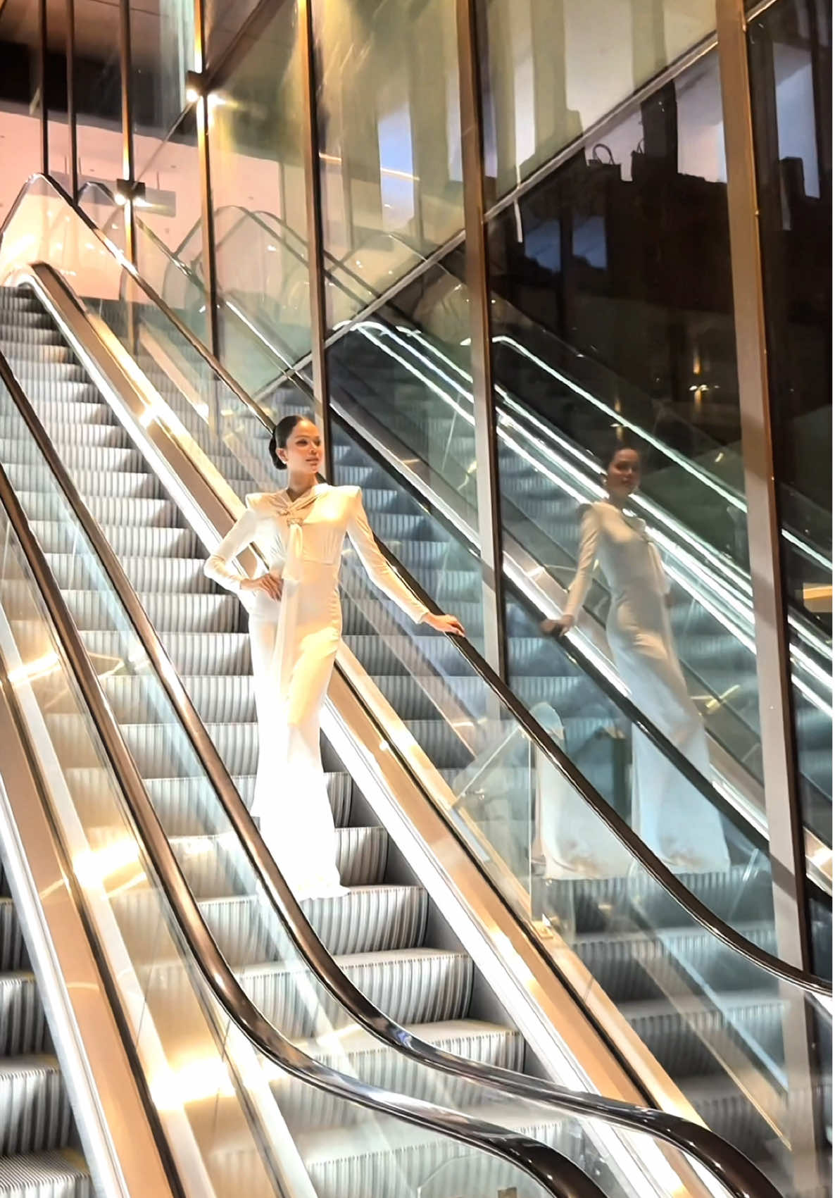 Hello Queen 💫 ——————- Costume: @White Palace , @Hà Thanh Việt Stylelist: @Thành Nguyễn  Make up: @Lak Lak  Hair: @Lưu Tuấn Kiệt  Shoes: @Alex & Sara    Support: @Huynh Ngoc Bao Linh , @Trọng Hưởng  #xuhuong 