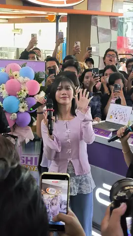 First rabbit - @lulu_jkt48 & @onieljkt48 . -visit booth agres.id Axioo Surabaya   ps : Posenya buat aku kan kak Lulu? #LLCKP #Oniel #jkt48newera 