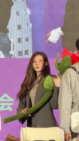 cutie Sha Sha with the giant rose 😭😅 #twice #Sana #mybiaswreckerline #fansign #credittotheowner 