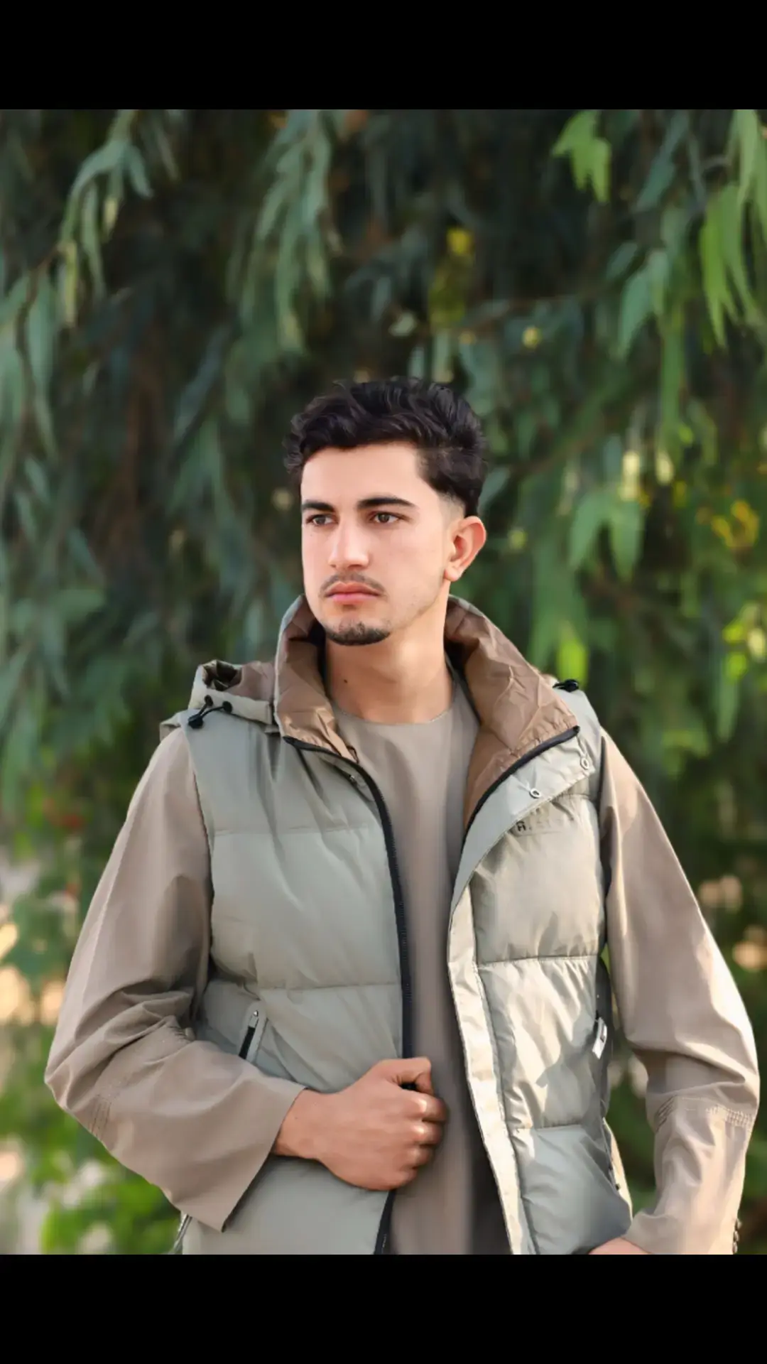 Follow منم چی ته د حسن د رنګونو باډيوه يي منم چی ته د میني د مستي بله ډيوه يي منم چی ستا په سترګو کې د نوي نشي اور دي منم چی ستا په شونډو د سپرلي د خندا شور دي منم چیستا نازونه پرهارونه خندوي شي منم چی اداکانی دی سپرلي لمبه كوي شي منم چی ستا په زړه کي څه خبره څه قیصه ده منم چی ستا زما نه څه خفګان دي ، څه ګیله ده پوهیږم په غوسه غوسه کتلو دي پوهيږم د سترګو د بڼو په خوزولو دي پوهيږم زه هم څه ویل غواړم خو په زړه زره کی ویریږم د مخه دي شرميږم ، د سترګو دي شرميږم چی خوله جوړول غواړمه حيا راشی پیکه شم په ځان پوري خندا راشي د ځان سره کچه شم دا نه چي زه بي زره يمه ، ویریږمه ، شرمیږم دا نه چي ستا د حسن په رنګونو بد گمان یم دا نه چي ستا د ميني په لوظونو بد گمان یم خو دا ماحول د میني د الفت ده پاره نه دي دا كلي دا وطن د محبت د پاره نه دي دا بيله د چي زه پکي د عشق سندرې وايم دا بيله د چي زه پکي سره ده مینی پایم خوزه چرته د بلي ختي جوړ يم خبر نه يم چي هر سومره کړیږمه در دیږم دومره ښه یم د خپل وجود په اور کی لکه شمع ويلي کيږم د كل هسي چي هر څومره دوریږمه توکیږم خو ته مې د فریب په جادوګرو پیرزو نه شي خو ته مې د دي خلکو په خبرو پیرزو نه شي دا خلک خو ته پيژني چې څومره دروغژن دي مخونه يي صفا سهي خو زړونه یی خیرن دي ده ميني ده مئنو دښمني يي مشغله ده نفرت يي د ژوند لویه مستنده فلسفه ده زه خپل فکر وري يم حیران یمه سودا کړم چي داسي څه ځای وګورم چي داسي څه پیدا کړم چي تا پکي د میني د دردونو غوندي پټ کړم چي ځان پکي د خپلو پرهارونو غوندي پټ کړم چي تا پکي د دي خلكو د سترګو نه پناه کړم چي ځان له پکي جوړه ده الفت بله دنیا کړم