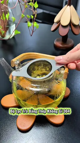 Một dụng cụ lọc trà có khả năng lọc cực tốt sẽ nâng tầm trải nghiệm thưởng thức trà. Nó tương thích với mọi kích cỡ cốc, chắc chắn, bền bỉ và dễ vệ sinh. Thật sự tiện lợi!! #dungculoctra #thietthuc #dungculoctrabangthep #giadungnhabep #jizonguyen 