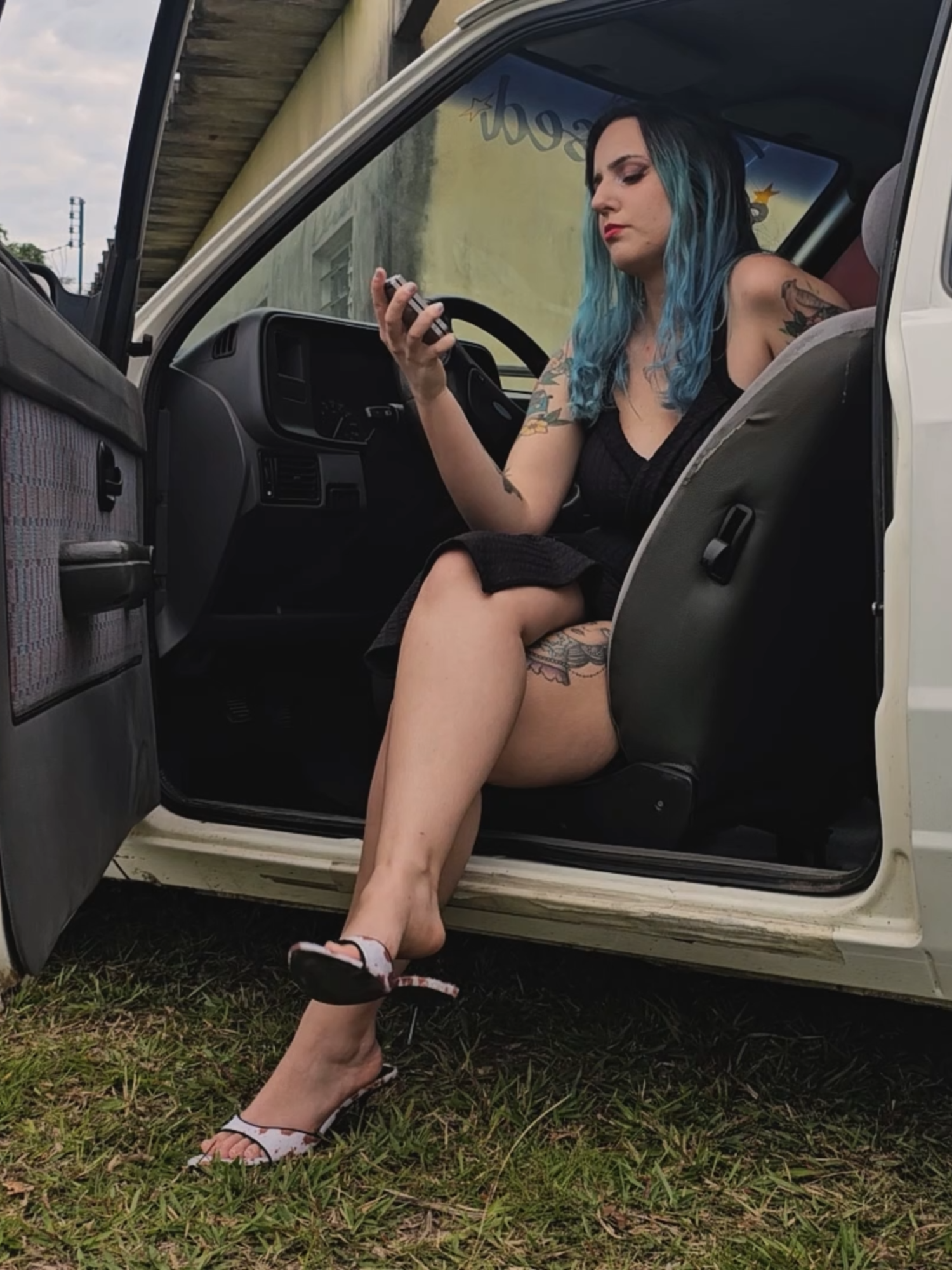 Today I have a very special date, and I got all dressed up to go.My cars were parked in my neighbor’s yard, so I went there.I was so excited, but soon frustration hit me… the Opala didn’t show any sign of life. But that’s fine, old cars are like that. I kept trying, and still nothing. Then I started to get suspicious and went to check under the hood, and right away I noticed a loose wire… how strange, who could have done that? I went back to the car, and now it started, but it felt weird, sputtering, stalling, it wouldn’t stay running, I couldn’t make it work properly.Plan B, let’s try with the Ford. I got out of the Opala and went to the Ford, and again, no sign of life. I pumped, pressed the gas, begged and pleaded for the car to start, and nothing… I started to lose my patience. I went to check the Ford’s engine and again, a loose wire. Could my neighbor be sabotaging me? I got back into the car and after a long struggle, it finally started, but it wouldn’t move, as if something was holding it in place. I started to worry about the time, I can’t be late for this date. I decided to try to leave with the car sputtering like that, but the wheels just spun in place, not moving at all. What is going on?I gave up.So I grabbed my phone and sent him a message, frustrated, saying that I wouldn’t be able to make it to the date. Then I went back home.