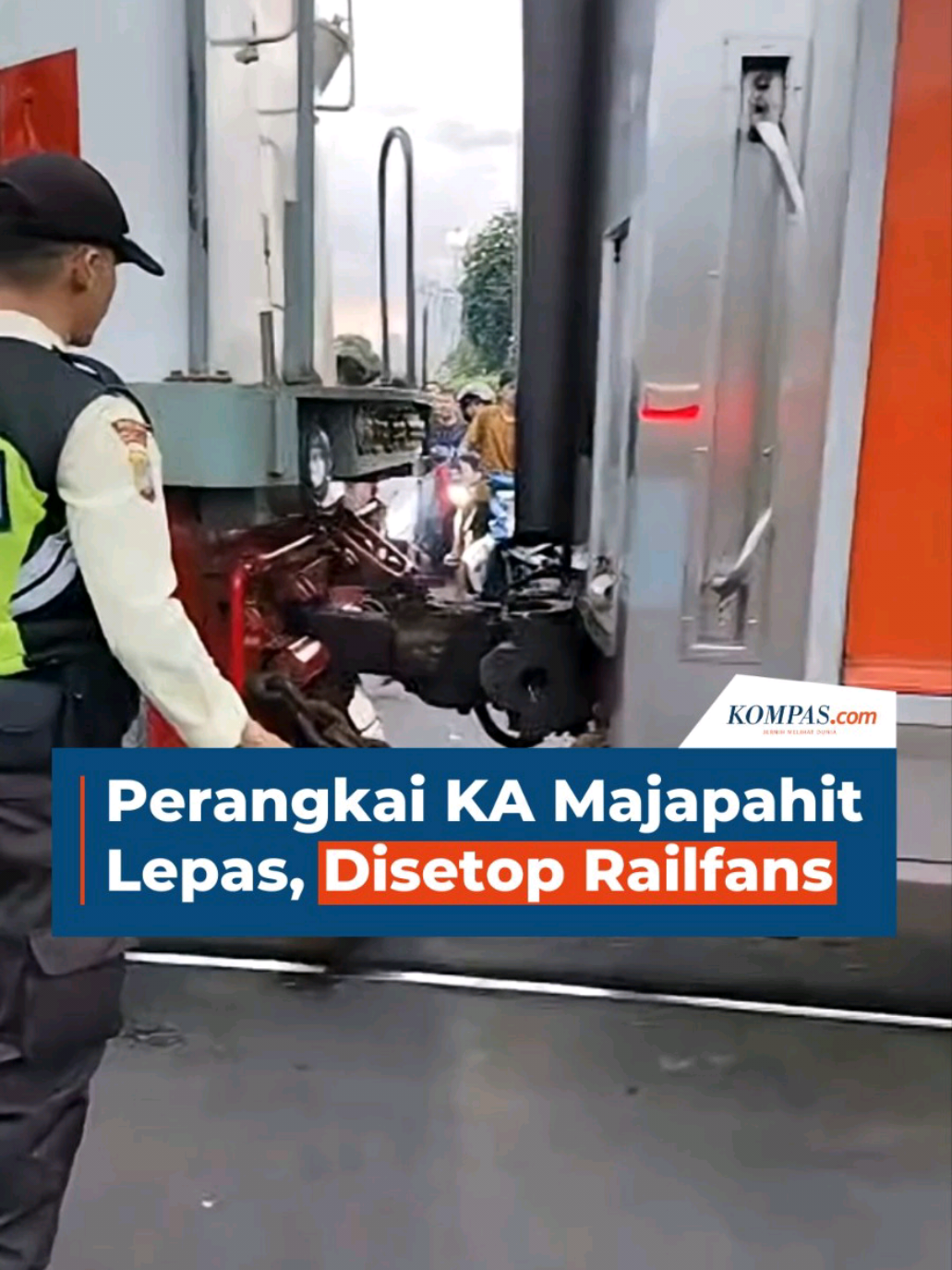 Coupler atau alat perangkai antargerbong Kereta Api (KAI) 246 Majapahit terlepas saat akan berangkat dari Stasiun Pasar Senen, Jumat (14/11/2025). Seorang railfans atau penggemar kereta api yang merekam peristiwa itu dalam siaran live YouTube Aceng Railfans panik dan meneriaki masinis untuk menghentikan kereta. Manager Humas KAI Daop 1 Jakarta Ixfan Hendriwintoko memastikan seluruh pemeriksaan teknis telah dilakukan sebelum kereta diberangkatkan. Rangkaian kemudian disambungkan ulang dan KA 246 kembali melanjutkan perjalanan. Sementara itu, penyebab lepasnya coupler masih dalam penyelidikan. 🎥: YouTube Aceng Railfans Penulis: Yefta Christopherus Asia Sanjaya Kreatif: Blanka Rahel Maretha Joanne Produser: Nibras Nada Nailufar ~R #Kereta #KAMajapahit #PasarSenen #Jakarta #Peristiwa #