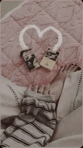 Chúng ta đã từng là tất cả của nhau,từng là tin nhắn đầu tiên buổi sáng ,là cuộc gọi cuối cùng trc khi chìm vào giấc ngủ. Những ngày tháng đó ,anh là thói quen của em ,em là cả thế giới nhỏ bé của anh. Chúng ta từng hứa hẹn ,từng vẽ ra viễn cảnh tương lai có nhau,từng nghĩ chẳng có gì có thể chia cắt dc tình yêu này. Thế nhưng ,tình yêu ,dù đẹp đến mấy ,cũng ko chống lại dc hiện thực. Có lẽ chúng ta đã gặp nhau vào một thời điểm chưa đúng. Hoặc có thể,chúng ta yêu chưa đủ trưởng thành để gìn giữ nhau những lần giận hờn,những hỉu lầm ko tên, và khoảng cách vô hình cứ ngày một lớn dần. Chúng ta dần thay đổi,dần xa lạ ngay trong chính mối quan hệ từng rất thân quen, những cuộc trò chuyện thưa dần,những lần im lặng nhìu hơn là quan tâm,rồi một ngày ko ai nói lời chia tay ,nhưng cả hai đều hỉu ,đã đến lúc phải dừng lại. Có những cuộc tình kết thúc ko phải vì hết yêu ,mà vì ko đủ sức để ở lại. Ko oán trách ,ko hối hận,chỉ còn những hoài niệm nhắc rằng đã từng có một người khiến trái tim mình rung động đến thế. Và rồi ,sau tất cả những yêu thương từng cháy bỏng ,sau bao lần vun vén và cả những lần lặng lẽ rơi nước mắt vì nhau. Cuối cùng ,mình trả nhau về vị trí ban đầu vốn em là em, anh là anh, hai kẻ xa lạ từng đi qua cuộc đời của nhau đời với tư cách là một mối tình dang dở!!#xh#xuhuongtiktok 