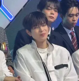 he was embarrassed when he wanted to do the puppy ear pose 😭😭 #seungmin #kimseungmin #straykids #KGMA2025 #foryou 