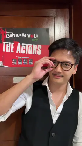 Sebelum tanding di Bahkan Voli malem ini! Bikin trend Kacamata duluuuu. Good luck The Actors!! @Bas  #BaskaraMahendra #BahkanVoli 