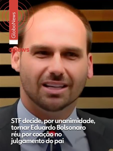 STF torna Eduardo Bolsonaro réu - A Primeira Turma do Supremo decidiu, por unanimidade, aceitar a denúncia contra o deputado Eduardo Bolsonaro por tentar pressionar ministros e interferir no julgamento do pai, Jair Bolsonaro. Segundo a PGR, Eduardo atuou no exterior para provocar sanções dos EUA contra autoridades brasileiras e criar um clima de intimidação — o que configura coação no curso do processo.  Agora, com a denúncia aceita, o caso vira ação penal no STF e segue para depoimentos e coleta de provas. Entenda mais na reportagem completa no #g1.  #eduardobolsonaro #stf ##tiktoknotícias
