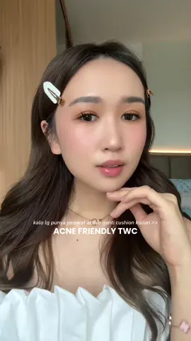 pas aku lg masa” jerawatan parah selama 4 bulan aku ga perna nyentuh liquid make up products such as cushion,concealer,liquid blush apalg foundation ! and trust me it really helps 🥺😘 i feel u, soalnya kalo ga make up sama sekali ga pede kan jd diakalin pake powder foundation aja 