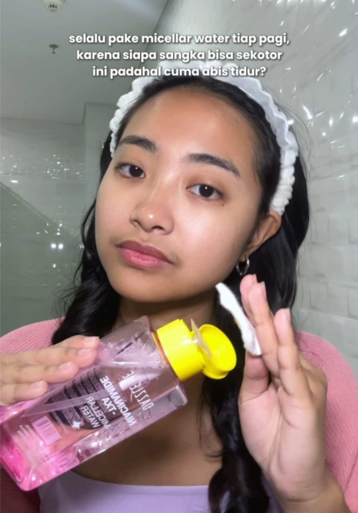 tetep bersihin pake micellar walaupun abis bangun tidur 🙂‍↕️ #dazzlemebeauty #dazzlemeindonesia #dazzlemeskincare #micellarwater 