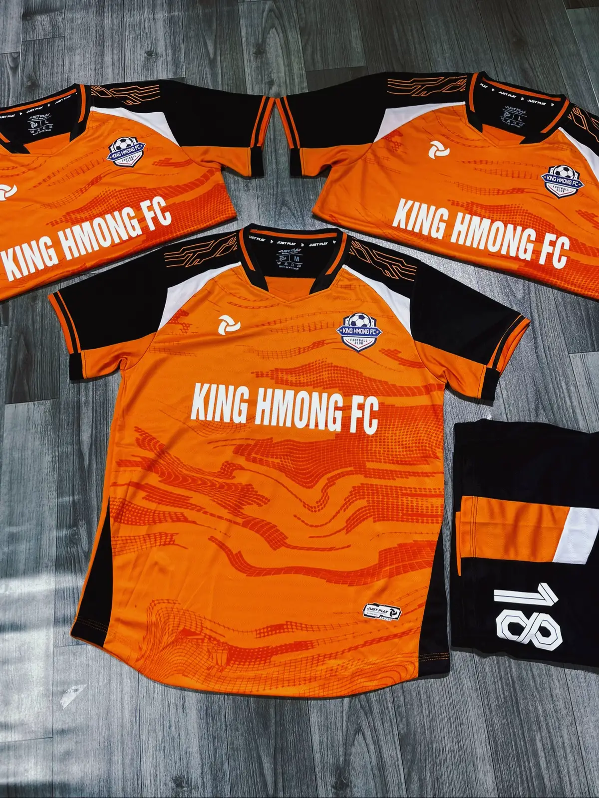 Mẫu áo bóng đá màu cam đẹp, chất vải thoáng mát, co dãn tốt, thoát mồ hôi. Lựa chọn không thể bỏ qua cho các bạn yêu môn bóng đá. #quansport #viral #xuhuong 