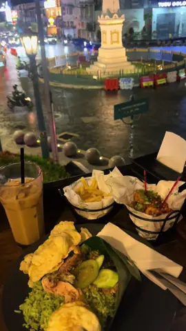 Nongki cantik dengan view tugu jogja favorit banget nongkrong d sini 🫶😍✨ #jogja #tugujogja #jogja24jam #kebondalemtugujogja #fyp 