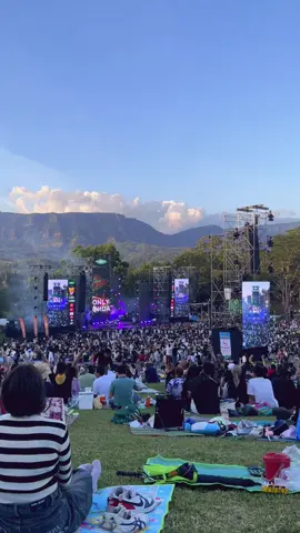 อาจจะเจอเรื่องราวแย่ๆมาเกือบทั้งปี แต่สิ่งดีๆอาจจะรออยู่ปลายปีก็ได้ #ท้ายปี #onlymonday #overcoat #เธรดเพลง #fypシ 