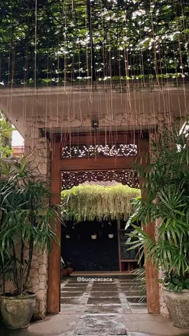 Eksplor pesona Joglo Ndalem! 🏠🌳  Tempat healing vibes Jogja dengan suasana yg adem 😍 Penginapan nyaman di dekat sini?  Buka aplikasi RedDoorz, pilih SANS Vibes Hotel Malabar 👍  Booking via aplikasi pakai kode promo YUKNGINEP 😉 @reddoorzid  @sanshotel  #RedDoorz #RedTravelers #BerkeSANS #KulinerBandung #HiddenGem 