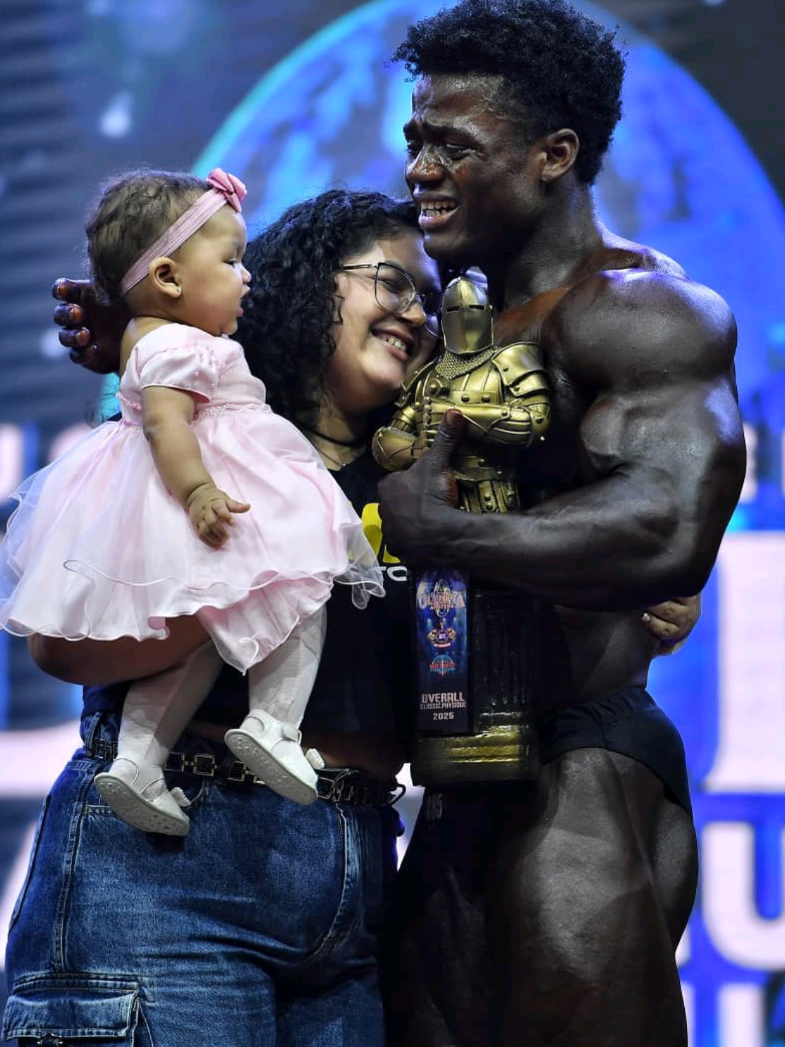 A história do Rodrigo Pantera é a prova viva de que nenhum sonho é grande demais quando existe amor, apoio e determinação do lado certo. Depois de enfrentar dificuldades, críticas e dias que pareciam impossíveis, ele se manteve firme — e nunca esteve sozinho. Sua esposa acreditou no seu potencial quando ninguém mais acreditava, segurou sua mão, dividiu os sacrifícios, as dores, as vitórias e até os fracassos. Hoje, juntos, eles vivem aquilo que um dia foi apenas um sonho distante. Uma vida construída na luta, na fé, na disciplina e no amor. Um casal que inspira, que motiva, que mostra ao mundo que quando dois sonham juntos, o impossível vira rotina. 🔥 Essa é a história de superação, união e vitória de Rodrigo Pantera e sua parceira de vida. Deixa o like, compartilha essa mensagem e nunca desista dos seus sonhos.#Fisiculturismo #Bodybuilding #superação #amor #motivacional 