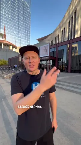 Nashville. Miasto, w którym muzyka country jest jak powietrze - wszyscy nią oddychają! 🤠 Tutaj w każdym barze, pubie i klubie gra się wyłącznie na żywo. Zero kompromisów. Same emocje, talent i energia prosto ze sceny. 🔥 Po pikniku country w Mrągowie i mojej małej przygodzie z tym gatunkiem muzycznym, musiałem zobaczyć stolicę country na własne oczy. I serio… to miejsce robi robotę! Wytwórnie, studia, ulice pełne artystów - wszystko kręci się tu wokół dźwięków. Wpadłem też do Country Music Hall of Fame and Museum - miejsca, gdzie czuć ducha muzycznych Legend. Stroje, instrumenty, kulisy wielkich hitów.. totalna kopalnia inspiracji! 💪🏻 Myślę, że jeszcze tu wrócę. I kto wie - może coś country jeszcze się wydarzy. 🤠 #rafałbrzozowski #nashville #tennessee #usa #countrymusichalloffame 