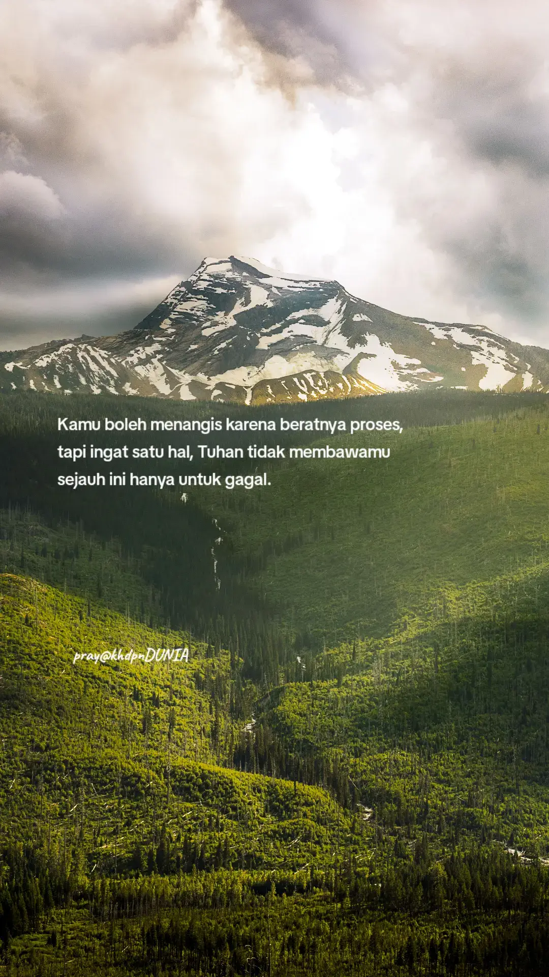 Berikut resep membuat rendang daging sapi yang lezat dan khas Minangkabau: Bahan-bahan: - 500 gram daging sapi, potong-potong - 2 lembar daun salam - 2 lembar daun jeruk - 1 batang serai, memarkan - 1/2 sendok teh kayu manis bubuk - 1/2 sendok teh cengkeh bubuk - 1/2 sendok teh kapulaga bubuk - 1/4 sendok teh pala bubuk - 1/4 sendok teh merica bubuk - 2 sendok makan minyak goreng - Bumbu halus: - 5 siung bawang merah - 3 siung bawang putih - 2 buah cabai merah besar - 1 sendok teh jahe bubuk - 1 sendok teh kunyit bubuk - 1 sendok teh ketumbar bubuk - 1/2 sendok teh garam - 1/2 sendok teh gula pasir - 500 ml santan dari 1 butir kelapa Cara membuat: 1. Tumis bumbu halus, daun salam, daun jeruk, dan serai hingga harum. 2. Masukkan daging sapi, aduk hingga berubah warna. 3. Tambahkan santan, kayu manis, cengkeh, kapulaga, pala, dan merica. Aduk rata. 4. Masak dengan api kecil sambil terus diaduk hingga daging empuk dan kuah mengental. 5. Angkat dan sajikan rendang daging sapi dengan nasi putih atau ketupat. Tips: - Pastikan menggunakan api kecil agar rendang matang sempurna dan tidak gosong. - Aduk terus rendang agar tidak hangus. - Rendang semakin lezat jika dimasak lebih lama. Selamat mencoba! #kehidupandunia😊 #4k #fyppppppppppppppppppppppp #foryyoupage #katakata 