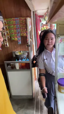 Teteh nya ingin jadi seleb gaes, oh iya makasih buat kalian yang sudah jajan di kedai kami ya, semoga jadi orang sukses 😊🤲 #sempolayamprogo #sempolayam #jajananviral #kuliner #bandung 