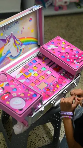 Maleta grande de maquillaje para niñas, esta maleta trae de todo para las niñas esta navidad. Disponible en nuestra tienda física en caracas 04142289787 #maletademaquillaje #maletindemaquillaje #maquillajeparaniñas #juguetesdeniñas