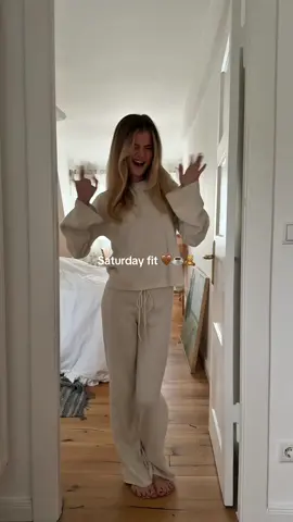 Outfit details sind unter dem reel auf Instagram (Lottastichler)