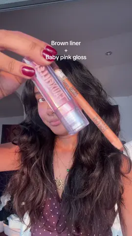 🎀🧸 All time favorite lip combo. Makeup forever lip liner: limitless brown. Huda lip gloss: sugar baby #babypinklipgloss #brownliner #lipcombination #hudabeauty #milkypinklip 