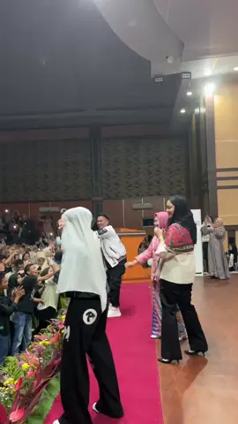 Gebyarrrr mlm puncak HUT UNDHARI   Ke 18 bersama artis yg lagi viral Diva Aurel🌺🔥🔥🔥