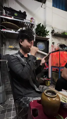 Vì ngày hôm qua anh đã nhìn thấy…