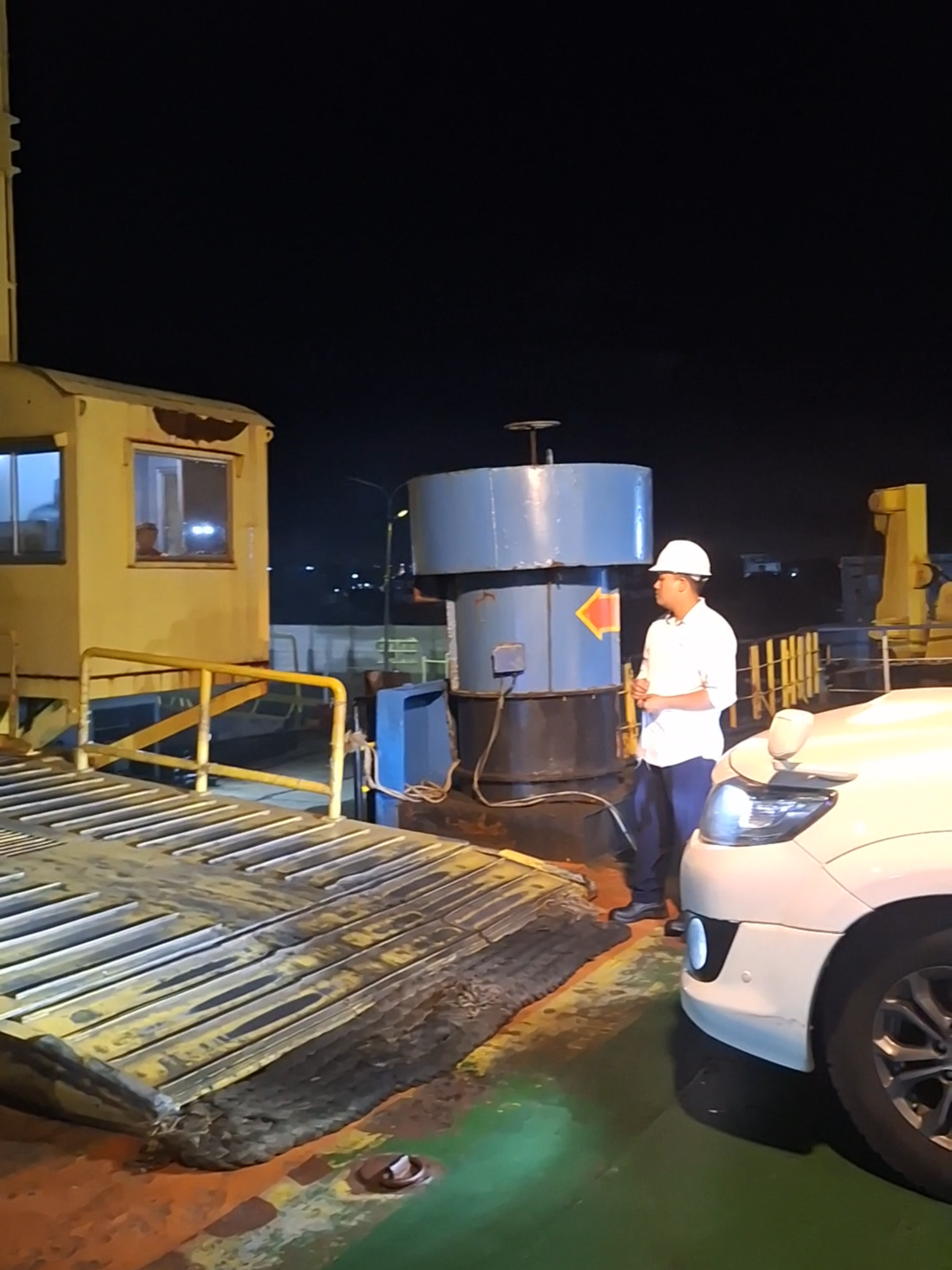 Proses bongkar kendaraan upper deck , kondisi cuaca buruk #pelabuhanmerakbakauheni #kapaleksekutifmerakbakauheni #asdpindonesiaferry #fyp