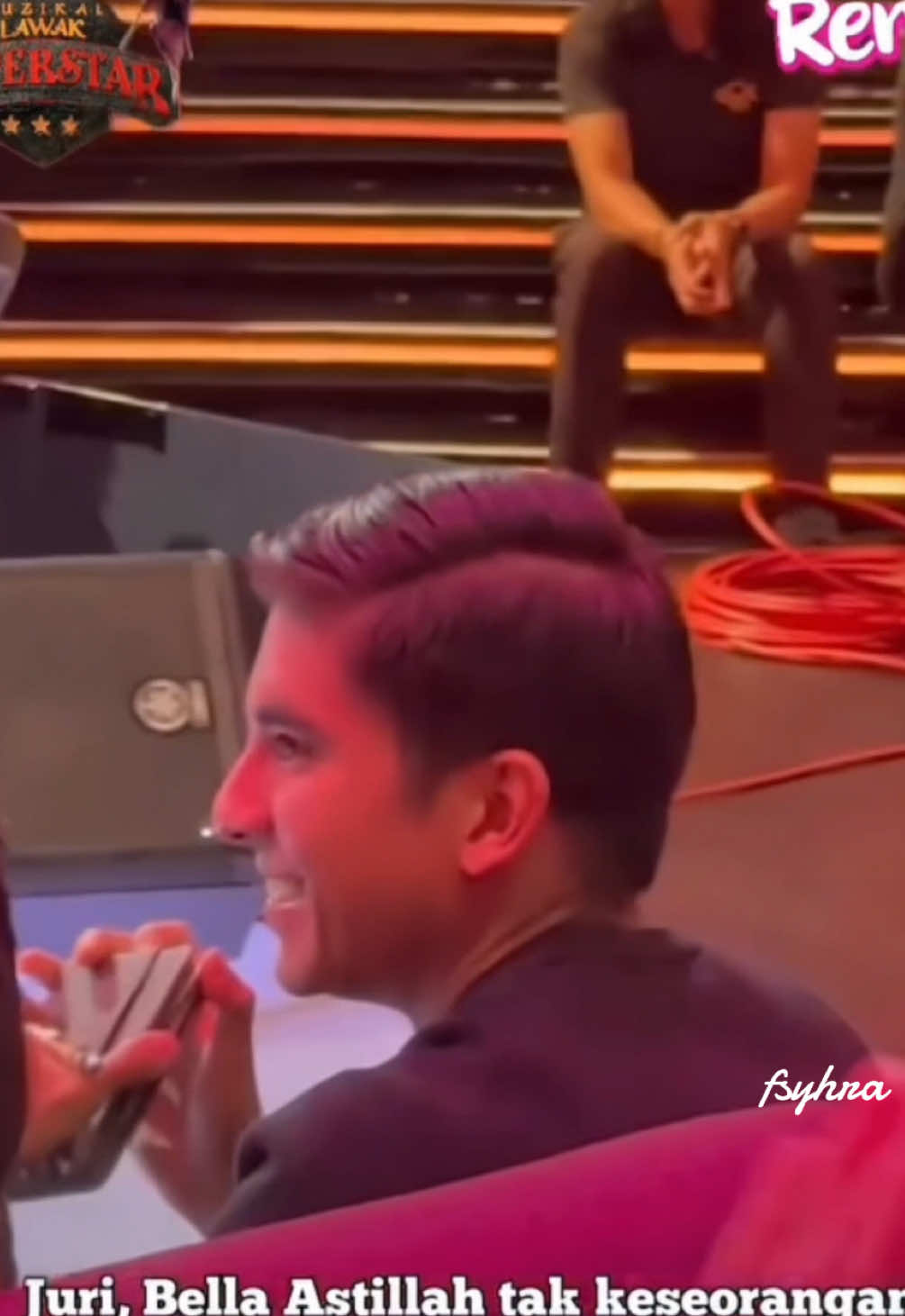 Tak kering ke gusi YB senyum2 tengok Yang Bella tuuu. Cantik sangat kot tu yg tak boleh berhenti senyum malam ni 😝 #bellaastillah #syedsaddiq #BASS #teambass #fyp  credit video Majalah Remaja