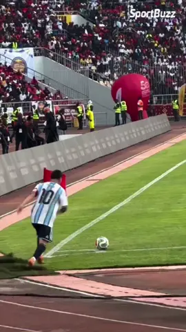 ACONTECE! 😂🇦🇷 O Messi deu aquela escorregada, e a torcida de Angola não perdoou. 📽 Reprodução/Instagram #messi #lionelmessi #argentina #futebol 