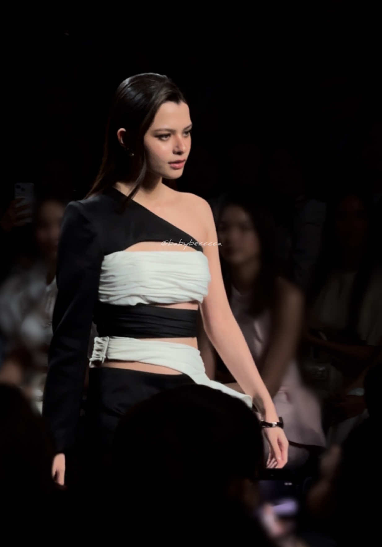 @becky armstrong runway full ver.  You're always perfect. so, so proud of you, thank you for this touching moment. เก่งมากเลยนะ 🥹🤍🪽💫✨ REBECCA WALKS SILHOUETTE #BeckyxSilhouetteEFW2025 #BeckyEntertainment #beckyarmstrong #beckysangels