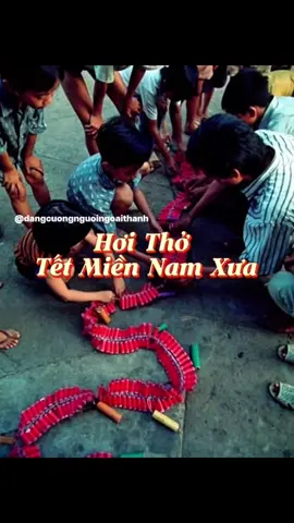 Tết xưa ở miền Nam luôn là một phần ký ức thiệt đẹp trong lòng nhiều người. Đó là mùi bánh tét thơm nức cả gian bếp, là tiếng trẻ con ríu rít chờ lì xì, là chợ hoa Saigon rực rỡ sắc mai vàng mỗi độ cuối năm. Ngày Tết hồi đó đơn sơ lắm, chẳng cần mâm cao cỗ đầy, chỉ cần có gia đình quây quần bên nhau, có tiếng cười giòn trong sân nhà và có vài nhành vạn thọ ba vừa chưng là thấy xuân đã đủ đầy. Dẫu thời gian trôi, phố xá đổi thay, nhưng Tết xưa miền Nam vẫn luôn là miền thương nhớ – nơi chứa đựng sự bình yên, mộc mạc và tình người ấm áp. Nếu bạn cũng nhớ cái Tết năm nào, hãy xem để cùng trở về một thời xuân cũ. #tetxua #kyuc  #tetsaigon #tet #saigonxua