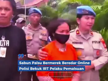 Polres Metro Bekasi Kota menggerebek rumah produksi sabun cair ilegal di Kavling Carolus, Kampung Sawah, Jatimurni. Pelakunya seorang IRT berinisial R.O.H. (46) yang memalsukan merek-merek sabun cuci  terkenal. Pelaku mulai memproduksi sabun tanpa standar keamanan sejak Agustus 2025 dan menjualnya secara online. Dalam 3 bulan, produk ilegal ini mencatat lebih dari 20.000 transaksi dengan omzet mencapai Rp1,1 miliar. Dari lokasi, polisi menyita mesin cutting stiker, komputer, mesin fotokopi, bahan kimia, drum Texapon, pewangi, pewarna, serta sabun siap edar berbagai ukuran. Polisi mengimbau masyarakat untuk lebih berhati-hati membeli produk rumah tangga secara online. #linggauterkini #fypp #bekasi