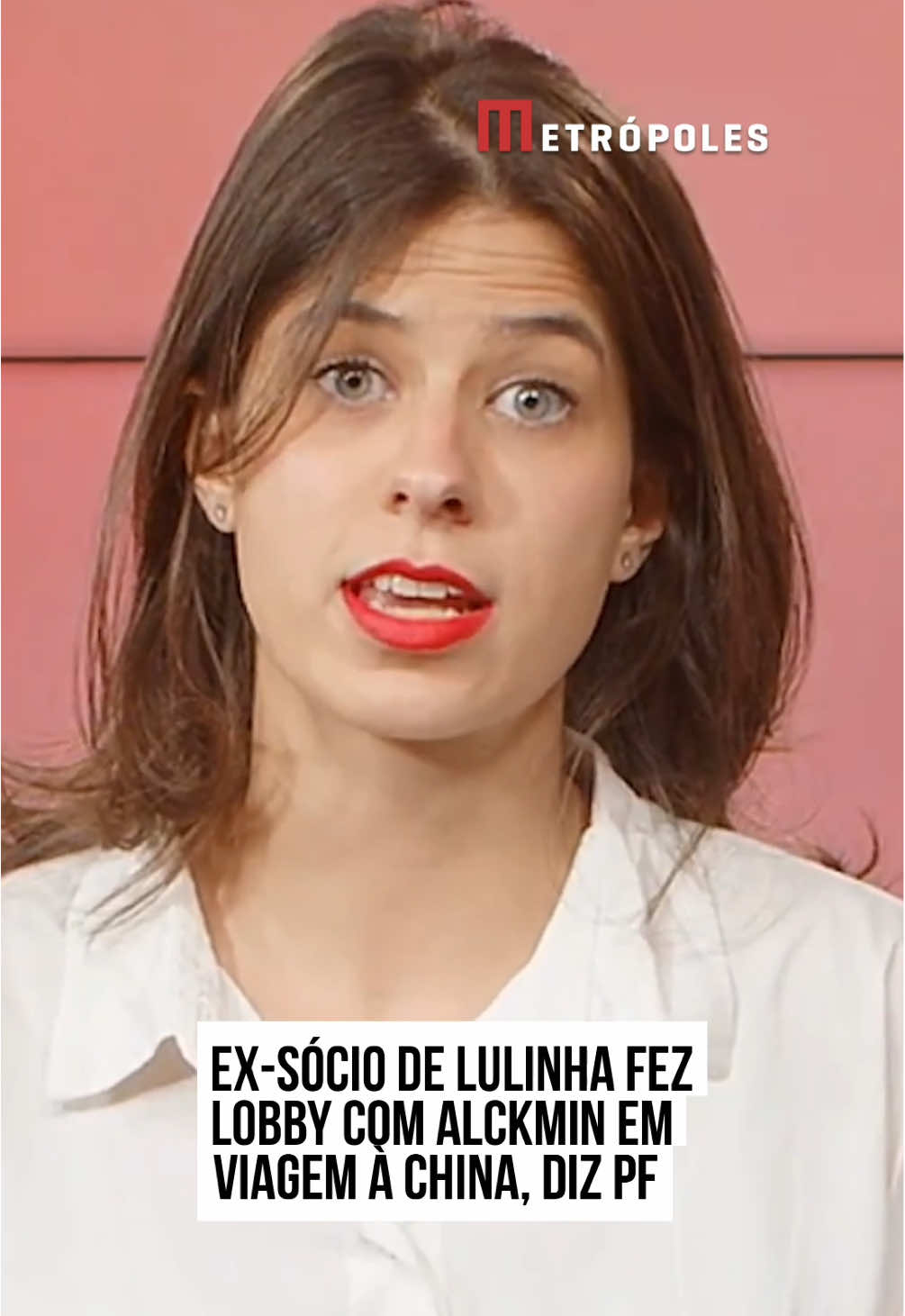 Familiares de Kamila da Silva Lira, 16 anos, morta após ser atingida com ao menos nove tiros, em um apartamento no Bom Retiro, região central de São Paulo, aguardam o julgamento do acusado pelo crime, o #chinês Zhenhua Wu, 34. Kamila morava no Distrito Federal antes de se mudar para a capital paulista e mantinha relacionamento afetivo com o réu há cerca de 1 ano à época do assassinato. O caso aconteceu em setembro de 2024. #ZhenhuaWu aguarda o julgamento preso. Ele enfrentará júri popular no Tribunal de Justiça do Estado de São Paulo (TJSP) pelo crime de homicídio qualificado. A data está marcada para 19 de fevereiro de 2026. Com o coração apertado e fragilizada pelo sentimento de impunidade, a mãe da vítima, Roberta da Silva Santos, 43, defende a imposição de pena máxima ao agressor. “Justiça pela minha Kamila. Eu espero que ele não pague nem um dia a mais nem um dia a menos da pena que for imposta. O que ele tem que ter na cabeça dele é que ele destruiu a minha família e a minha vida. Tirou o melhor pedaço de mim. Que a minha menina descanse com o Senhor”, desabafou Roberta. Kamila morava na QNL, em Taguatinga Norte (DF), antes de ir para São Paulo e deixou a mãe e três irmãos: uma mais velha e dois mais novos. Sem a presença dela, os familiares optaram por sair da antiga casa onde ela morou com eles, mas a lembrança da adolescente continua presente por todos os lados. O luto entre parentes é compartilhado. A empregada doméstica Renata da Silva Santos, 39, tia da vítima, também acompanha o caso de perto e cobra por justiça. #tiktoknoticias