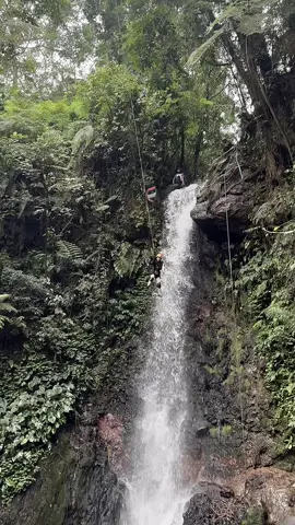 Adrenalinnya nendang, sensasinya nagih, ropejump Curug Ngumpet emang gak ada obat🥴 Yukk cuss booking sekarang! #bogorropejump #ropejumpbogor #thecanyoneering #curugngumpet #lewatberanda #bogorropejumping #bogorseru #bogorwisata 