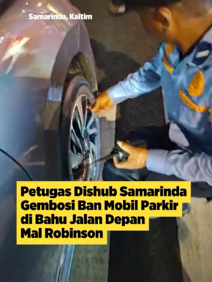 Petugas Dishub Samarinda menggembosi ban kendaraan yang parkir di bahu Jalan M. Yamin, tepatnya di depan Mall Samarinda Square/Robinson pada Sabtu (15/11/2025) malam. Tindakan ini dilakukan sebagai penertiban karena banyak kendaraan yang dinilai mengganggu arus lalu lintas. Informasi dan video penertiban dibagikan oleh Kepala Seksi Pengendalian dan Ketertiban Dishub Samarinda, Duri, melalui grup WhatsApp informasi warga.