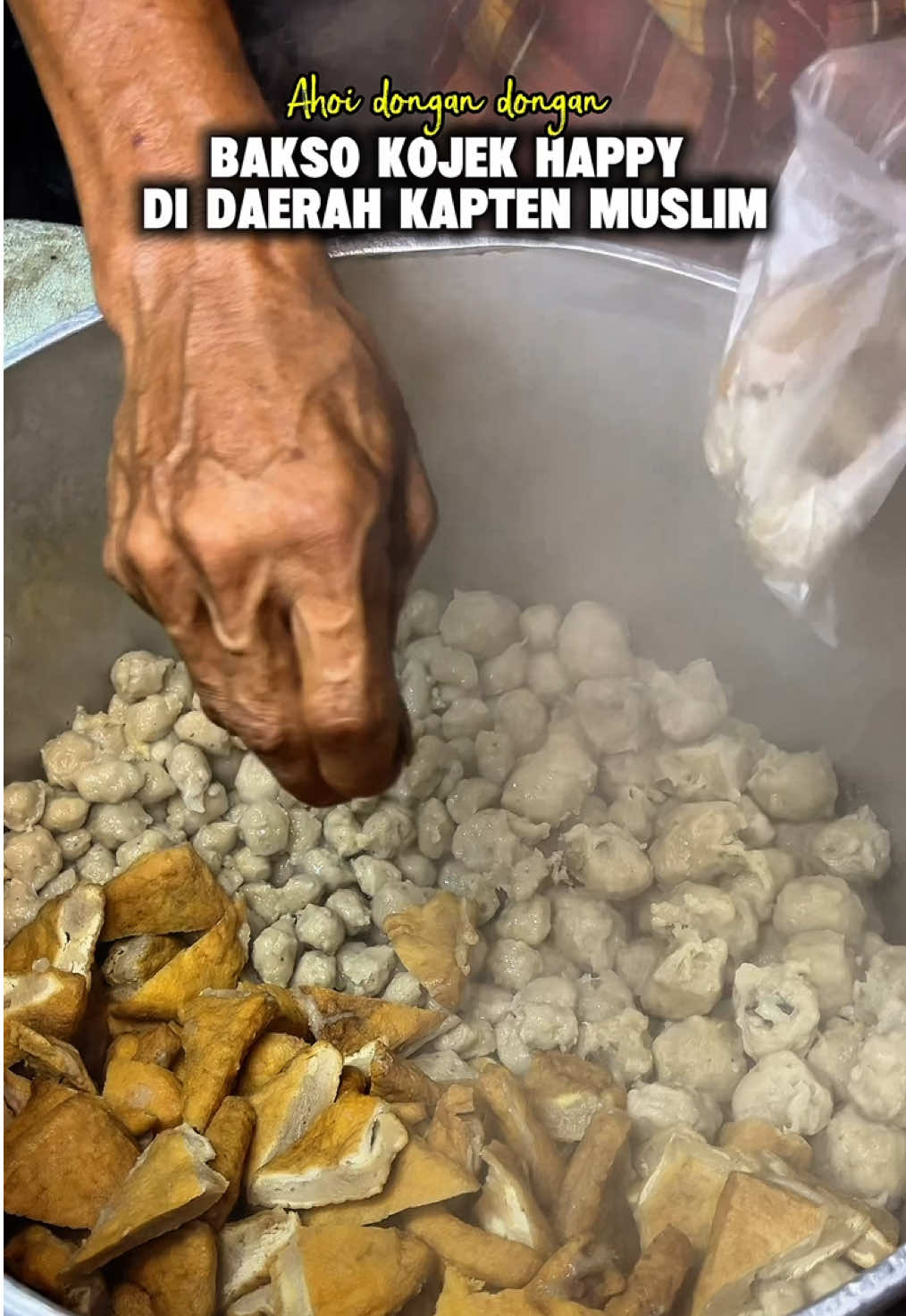 Siapa yang kalau makan bakso langsung auto happy? 😆 Nah, ini dia Bakso Pentol Kojek yang penjualnya tuh selalu happy banget! Energinya bikin pembeli ikut semangat, dan pentolnyaa juga NAMPOL ! Untuk bakso kojeknya ada isian ampela, telur, daging dan ada juga tahu bakso.  Buka jam 5 sore sampai habis, jadi kalau mau coba, jangan datang terlalu malam yaaa 🤭✨ Eh tapi… ada info penting nih. Nggak jauh dari Bakso Kojek, ada penginapan affordable banget, namanya RedDoorz Plus near Milenium ICT Centre Medan 2. Cocok buat yang mau kulineran sambil staycation tipis-tipis di Medan. Mau lebih murah lagi? Pesen kamar lewat aplikasi @RedDoorz Indonesia dan jangan lupa masukin kode promo “YUKNGINEP” . Biar liburan makin hemat, makan enak makin nikmat!  #BaksoKojek #PentolMedan #KulinerMedan #MedanEats #BaksoEnak        