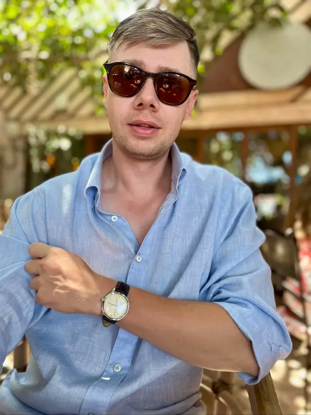 Są ludzie, którzy będą Cię oceniać za cokolwiek. Za to, że działasz — i za to, że odpoczywasz. Za to, że masz ambicje — i za to, że jesteś spokojny. Dlatego najlepszą decyzją jest żyć po swojemu i robić swoje. Bo opinii nie da się uniknąć, ale można przestać się nimi przejmować. ~ Łukasz Cichocki 