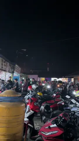 Kondisi pacet malam ini rame poll😁