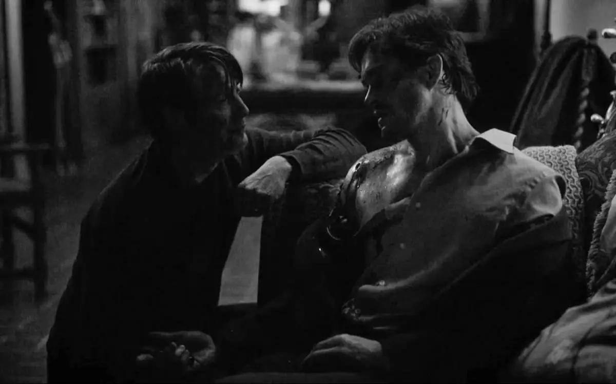 في تلك اللحظة التي تباطأ فيها الزمن، وانحنى الليل على جسدين أنهكهما الألم، جلسا متقابلين كأنهما يحاولان جمع ما تبقّى من العمر المتساقط ببطء. لم يكن بينهما سوى أنفاسٍ متقطّعة وصمتٍ يثقل القلب، وجرحٌ يلمع تحت عتمة الليل كأنه يصرّ على رواية حكايته الأخيرة. نظر إليه صاحبه بعينٍ امتلأت حزنًا ووفاءً، وكأنه يقول دون كلام: لستُ هنا لأشهد سقوطك، بل لأحمل معك هذا الثقل حتى النهاية. وبرغم السواد الذي يحيطهما، كان بينهما خيطٌ خافت من دفءٍ لا يطفئه الألم، يشبه جمرةً تتشبّث بالحياة في آخر الرمق. وفي تلك السكينة الثقيلة، بدا وكأن العالم كله توقف ليمنحهما لحظة يعترف فيها القلب بما عجزت عنه الأيام: أن بعض العلاقات تولد كي تصمد في الجراح، وتبقى حتى في اللحظات التي ينهار فيها كل شيء. #hannibal #hanniballecter #willgraham 