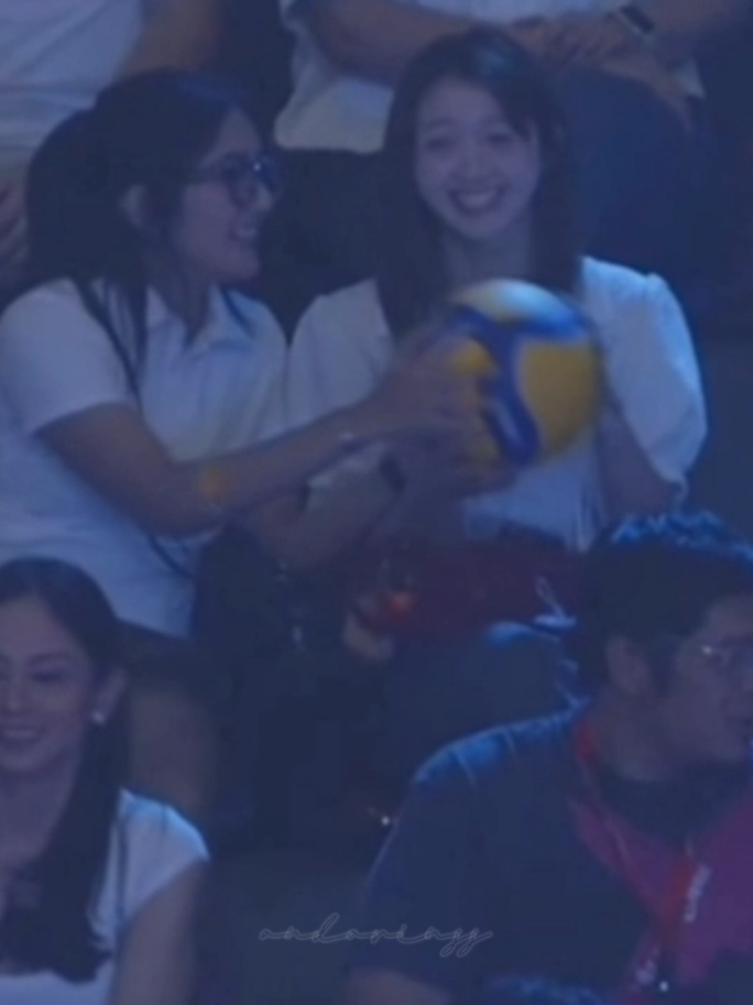 Love you pokoknya buat mas-mas yang udah ngasih bola itu ke mereka😍, bahagia banget mukanya dapat tanda tangan pak Duta @jkt48.amanda.s @Orelli  Amanda & Lia at Bahkan Volly 151125 #amandajkt48 #liajkt48 #bahkanvoli #jkt48 #fyp 