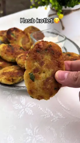 Boyat çörəkləri belə dəyərləndirə bilərsiz, əla alınır😍🤌🏻 Resept: Çörək 1 kartof 1 soğan 2 yumurta Keşniş 1 ç.q sarıkök Duz, istiot #tövsiyə  #yemək #kotlet #yemektarifleri #resept #çörəkkotleti #ekmekköftesi #food 