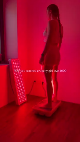 Ich habe mein neues Crunchy Girl Level erreicht und jetzt auch eine oszillierende Vibrationsplatte 🥹 Und ich liebe es maximal ❤️‍🔥 Wenn du auch planst, dir eine zu kaufen, solltest du auf folgendes achten: Nicht jede Vibrationsplatte ist oszillierend. Viele rütteln einfach nur vertikal, was einen ganz anderen – oft viel zu intensiven – Reiz setzt. Achte darauf, dass die Platte seitliche Wippbewegung macht,  solide Verarbeitung und ein Frequenzspektrum, das sich natürlich anfühlt 🫶🏼 Folge @fine.health für mehr Tipps und Informationen rund um das Thema weibliche Hormone und Hormonprobleme 🤍 Disclaimer: Diese Informationen dienen nur allgemeinen Zwecken und ersetzen keine medizinische Beratung. Bei gesundheitlichen Fragen konsultiere bitte einen Arzt oder Heilpraktiker. #Hormone #wellness #vibrationplate