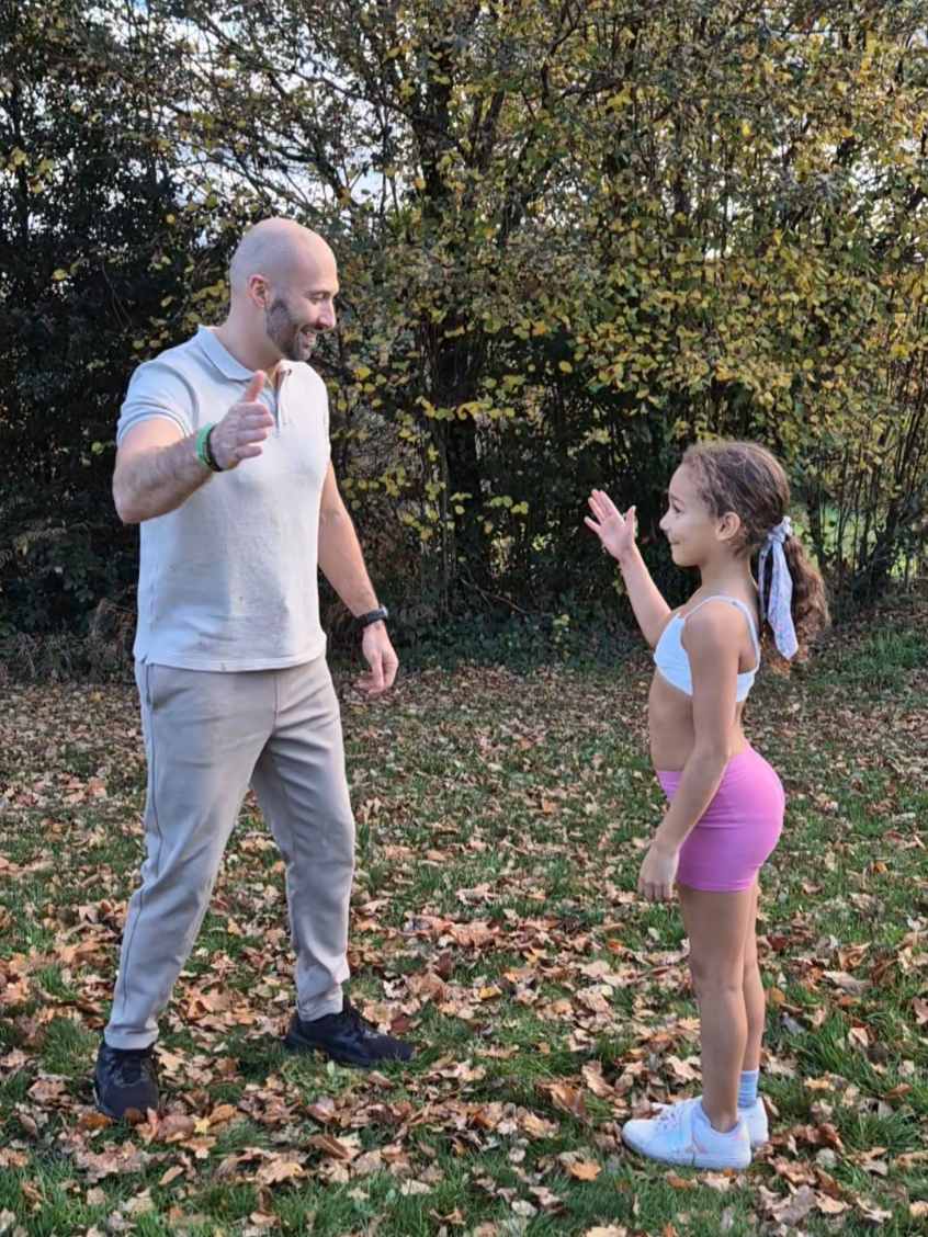 bon anniversaire ma petite nièce 🎁 elle a quel âge ?? #strike #trend #anniversaire #defi #famille 