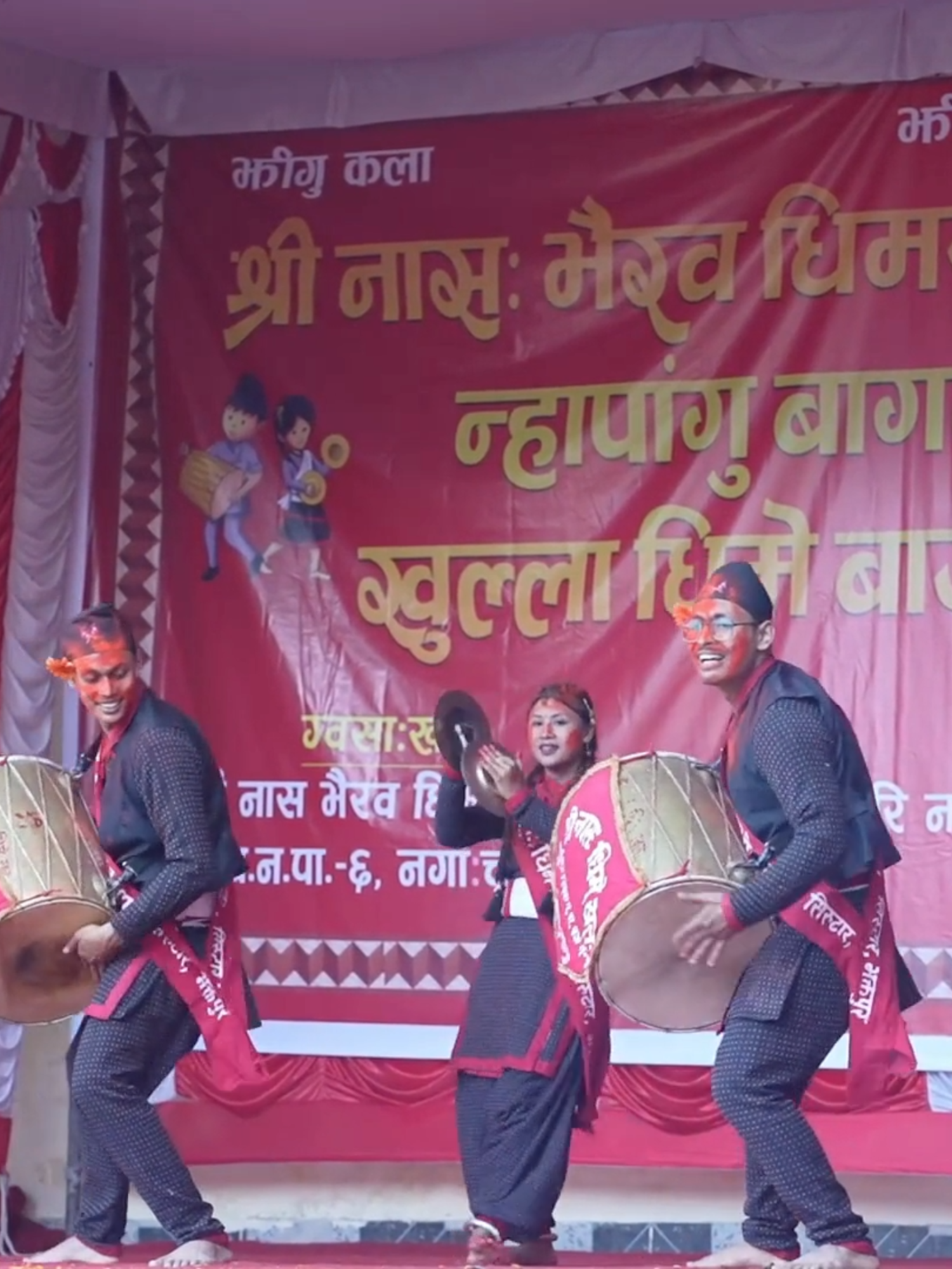 काठमाडौं । चन्द्रागिरि नगरपालिका–६ स्थित नास भैरव धिमय् खलःको आयोजनामा शनिबार प्रभात माध्यामिक विद्यालय (चन्द्रागिरि–७) मा प्रथम बागमती प्रदेश स्तरीय खुल्ला धिमे बाजा प्रतियोगिता सम्पन्न भयो। प्रतियोगितामा १६ टिमले सहभागिता जनाए। #dhime #baja #competition  https://youtu.be/CSpGCqxIGk8