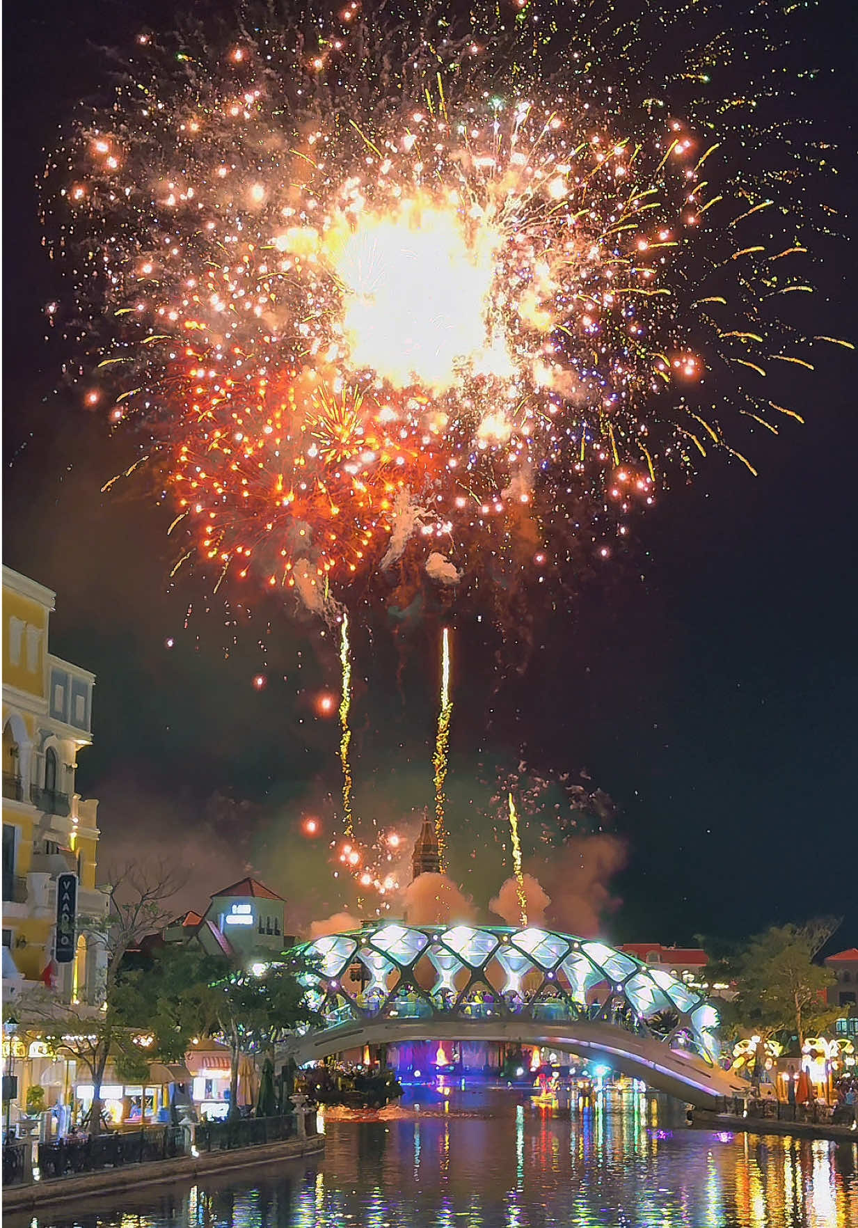 [English Below] 🌌 KHOẢNH KHẮC BẦU TRỜI RỰC SÁNG ✨ Tại Hồ Tình Yêu – Grand World Phú Quốc, hãy sẵn sàng cho màn trình diễn ánh sáng rực rỡ và đầy cảm xúc! ⏰ Thời gian: 21:55 – Ngày 15/11/2025 Ánh sáng bừng lên, hòa cùng mặt hồ lấp lánh, tạo nên những khoảnh khắc khiến bạn không thể rời mắt. 🌟 Những tia sáng chuyển động, phản chiếu và vẽ nên bức tranh huyền ảo giữa “Thành phố Không Ngủ”. 📸 Nhớ lưu lại thật nhiều khoảnh khắc lung linh tại Hồ Tình Yêu. 📍 Hồ Tình Yêu – Grand World Phú Quốc 💫 Hẹn gặp bạn dưới bầu trời rực sáng của Grand World! ———— 🌌 WHEN THE SKY LIGHTS UP ✨ At Love Lake – Grand World Phu Quoc, get ready for a stunning light show filled with color and emotion! ⏰ Time: 21:55 – November 15, 2025 Dancing beams of light reflect on the shimmering surface of the lake, creating a captivating and unforgettable scene. 🌟 Every movement of light paints a magical picture across the Grand World skyline. 📸 Don’t forget to capture your most enchanting moments at Love Lake. 📍 Love Lake – Grand World Phu Quoc 💫 See you under the sparkling Grand World sky! _____ GRAND WORLD PHÚ QUỐC - THÀNH PHỐ LỄ HỘI KHÔNG NGỦ | THE 