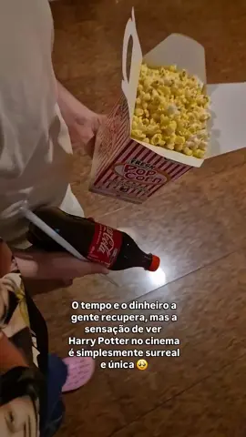 Hoje é dia de voltar para Hogwarts!⚡️Harry Potter e o Cálice de Fogo está sendo reexibido nos cinemas de todo o Brasil. Tem gente revivendo essa história épica 20 anos depois e outros vendo na telona pela primeira vez, qual fã é você? 🥹✨️ #HarryPotter #harrypotterbrasil #harrypottereocalicedefogo #filme #filmes 