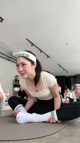 น้อนไซ100% 5555555555555555555 @kolsverwishluck @kolsver  #yoga #doglover #โยคะ #หมาน่ารัก #weekend 