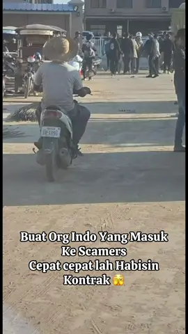 Di Kamboja, Caitong A8 ada dua puluh orang Tionghoa yang hari ini menyerbu kawasan, tidak tahan dengan tekanan dan hukuman fisik dari perusahaan gelap, sekarang mereka yang mengelola dana di wilayah tersebut setiap hari harus membawa ember sambil mengetik di keyboard Bosnya dari Zhangping, Fujian dengan julukan Da Wang, bawahannya agen Kai Kai dan Sao Sao. Dulu Da Qili memulai dari kawasan Longyuan dengan bisnis militer, perusahaan perdagangan manusia Da Qili memiliki skala hingga seratus orang, kemudian pindah ke Kamboja di Baylin Caishen Fase Satu. Karyawan perusahaan sudah bekerja lebih dari dua tahun tapi tidak diizinkan pergi, kemudian dipindahkan ke Caitong dan setiap hari dipukuli. Jika kalian tidak membebaskan mereka, saya akan membocorkan lebih banyak detail selanjutnya. #Poipet #kamboja #poipetcity #beritakamboja #kambojaviral 