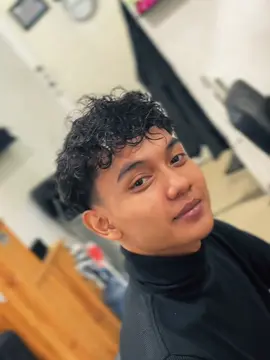 #CapCut PERMING - sedang lumayan ramai diperbincangan dikalangan anak muda sekarang, bosan dengan gaya rambut yg lurus atau karena tipe rambut 1A yang memang di sebagian kasus susah untuk ditata? disini kami ingin mengenalkan treatment baru dibarbershop kami yang beralamatkan di Gentan, Skh.  Chemical Hair Perming, info lebih lanjut bisa komen komen ya bro! #perming #curlyhair #barbershop #solo24jam  @AbduL | IG:abdulisme__ 